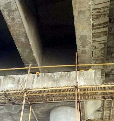 液壓千斤頂頂起橋梁