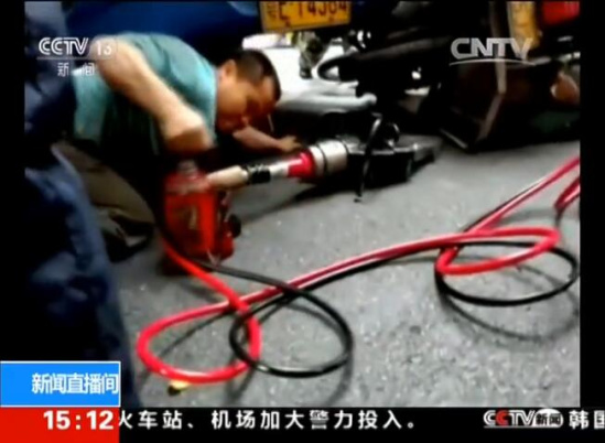 危機時刻 維修師傅千斤頂救人